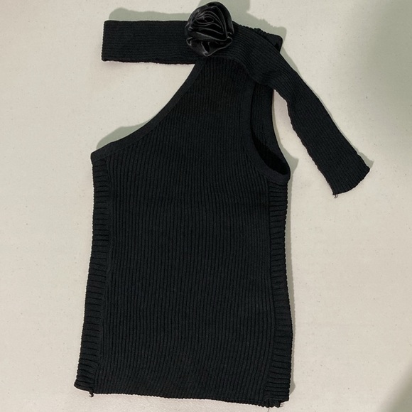 Unbranded, One Shoulder Black Ribbed Knit top, with Neck band with Rose - Picture 2 of 8